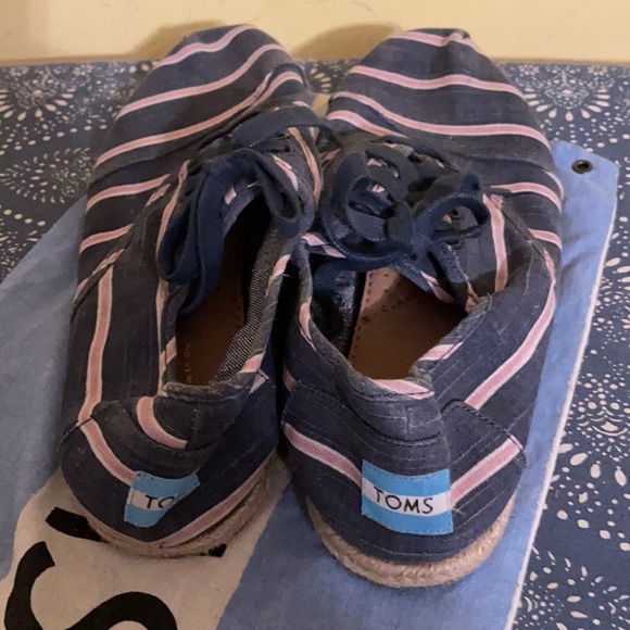 Toms - Picture 3 of 4